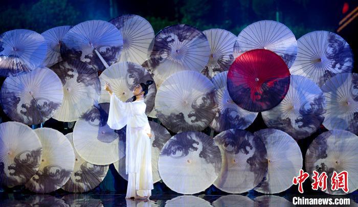 音舞诗画《楚辞里的中国》展现了《楚辞》里美轮美奂的盛景。　张畅 摄