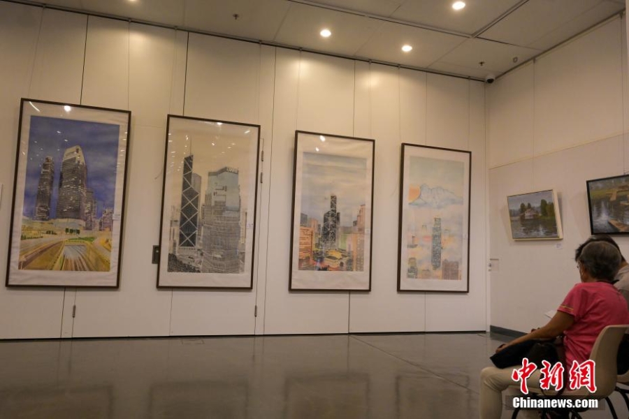 香港画家联会40周年联展最后一天 吸引市民到场观赏