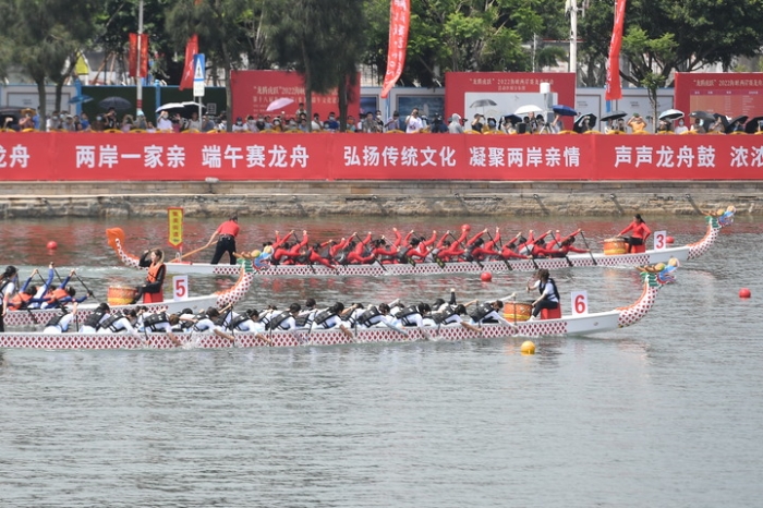 6月3日，“龙腾虎跃”2022海峡两岸龙舟赛获得女子组总冠军的集美街道龙舟女队在比赛中领先（3号）。新华社