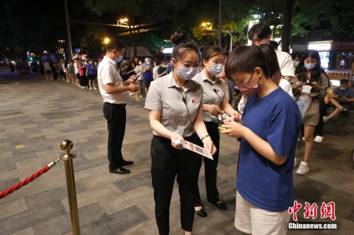 6月6日零时，食客在北京东直门内大街一餐厅外扫码、测温后进入餐厅用餐。 <a target='_blank' href='/'>中新社</a>记者 富田 摄