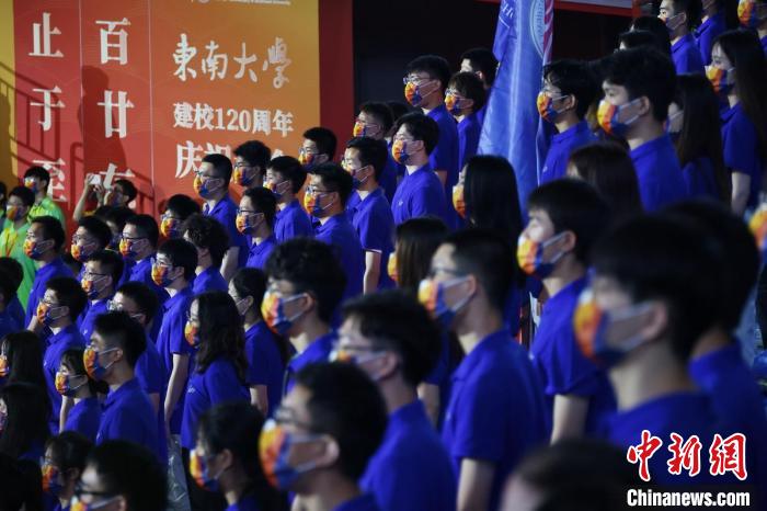 师生们参加校庆大会。　泱波 摄