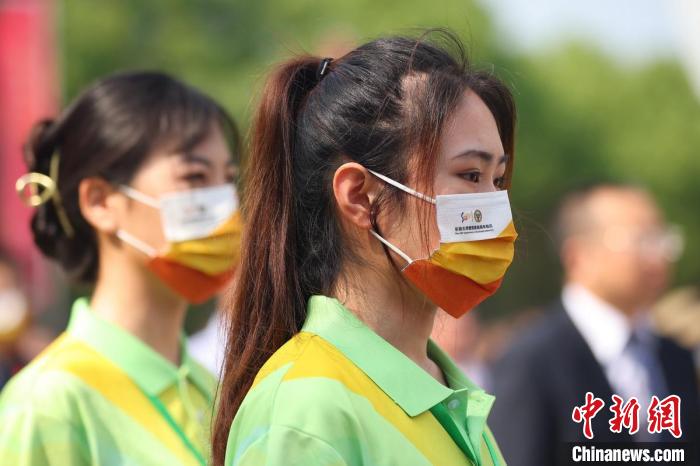 东南大学志愿者参加校庆活动。　泱波 摄