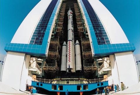 1999年11月20日6时30分，中国第一艘无人试验飞船——神舟一号，从酒泉卫星发射中心发射升空。（图源：央视新闻）