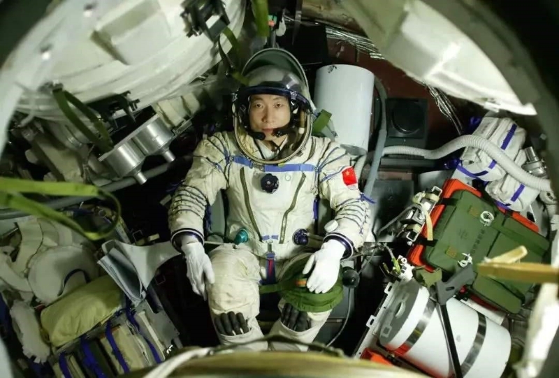 2003年10月15日9时，杨利伟搭乘由长征二号F火箭运载的神舟五号飞船首次进入太空。中国成为世界上第三个能够独立开展载人航天活动的国家。（图源：央视新闻）