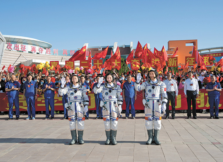 2022年6月5日7时54分，神舟十四号载人飞行任务航天员乘组出征仪式在酒泉卫星发射中心问天阁广场举行。（图源：新华社）