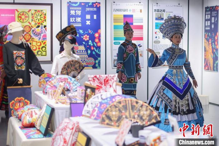云南楚雄南华彝绣展亮相东南大学“诉说”情谊