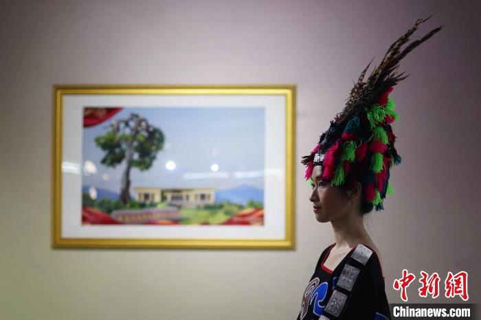 来自南华的传统彝绣作品，以挂画和民族服饰为主，配色新颖、构图精巧。　泱波 摄
