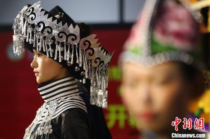 展览期间，现场设置彝族传统服饰定时展示环节，可以近距离感受彝族文化的魅力与风采。　泱波 摄