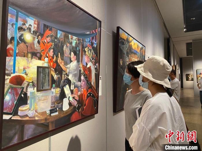 6月7日，民众参观海南省非遗美术作品展。　符宇群 摄