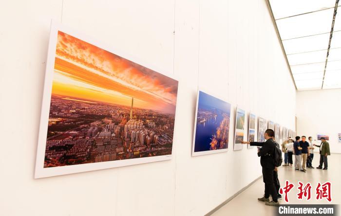 7日，“幸福天津”美术摄影作品展在天津美术馆展出。　王在御 摄