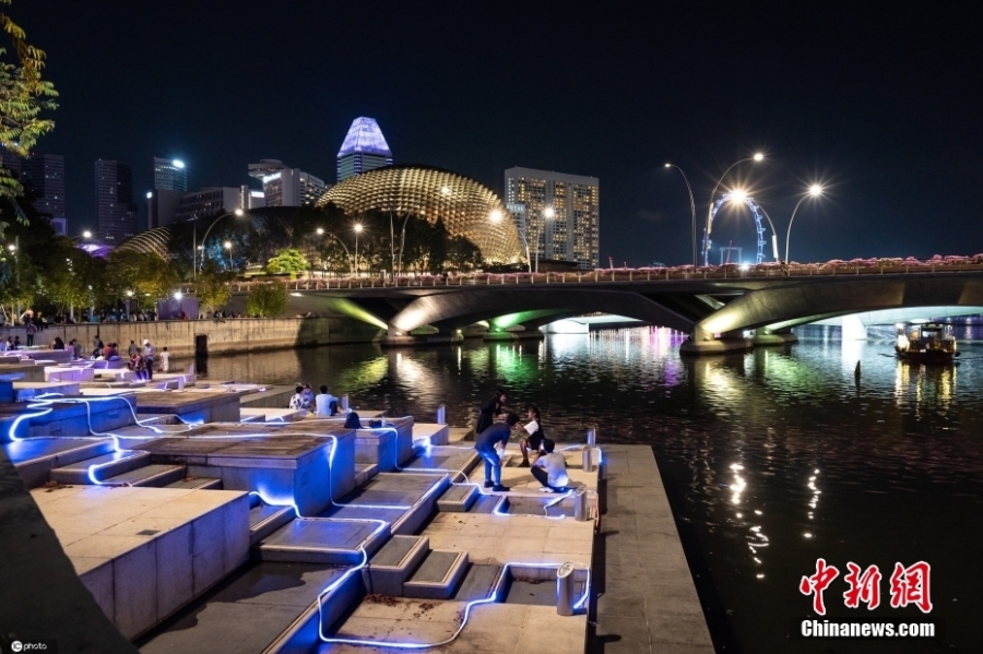 新加坡举办灯光艺术展 璀璨灯火点亮滨海湾