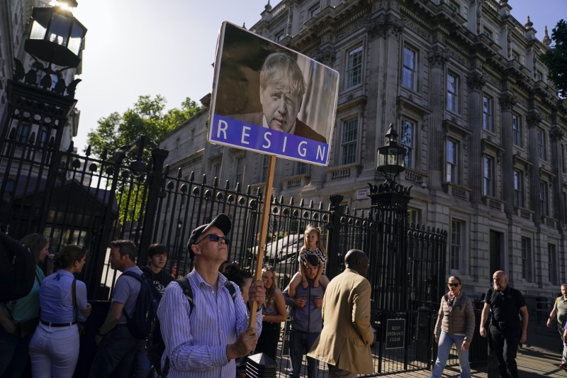 5月27日，有示威者在英国首相府附近举牌要求约翰逊下台。（图源：美联社）