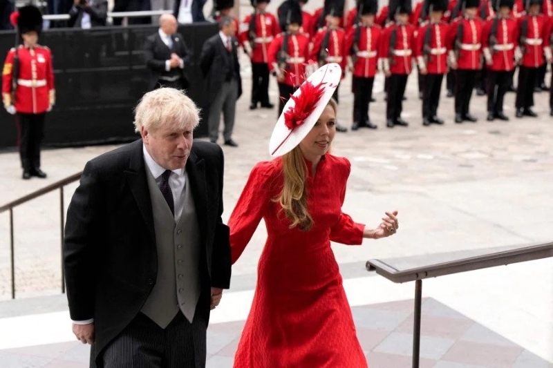 英国首相约翰逊与妻子卡丽出席伊丽莎白女王登基70周年庆祝活动，却惹来嘘声一片。（图源：法新社）