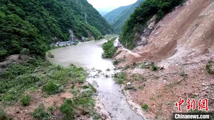 四川芦山“6·1”地震：阻塞体泄流槽买通河水下泄险情清扫