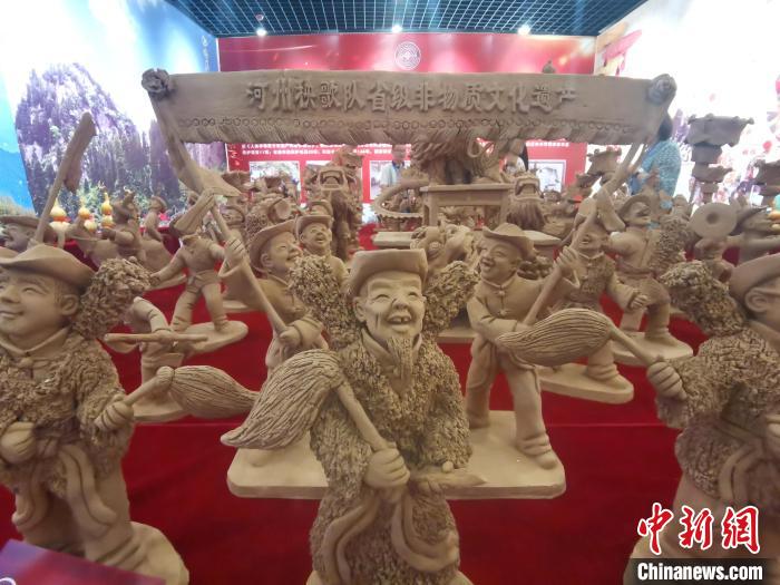 巨幅泥塑群雕在甘肃张掖展出引众感悟丝路农耕文化