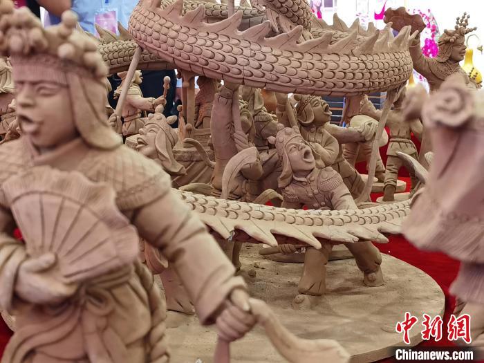 泥塑群雕展示了近百位农民舞河州秧歌的场景，敲锣打鼓、舞龙舞狮，以展示秧歌里的农耕文化。　闫姣 摄