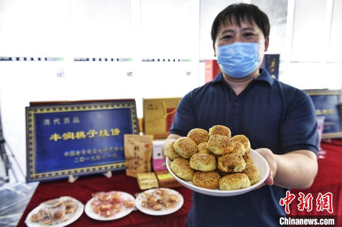 6月9日，丰润区非物质文化遗产传承人展示丰润棋子烧饼。　赵亮 摄