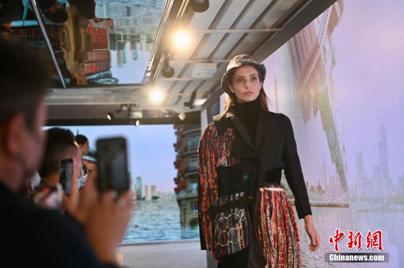 香港上演首个大型虚实结合时装表演