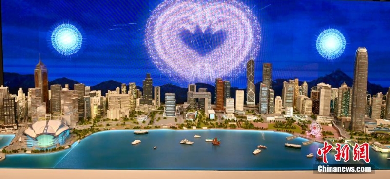 庆香港回归活动《细塑今昔·智建未来》微型艺术展开幕