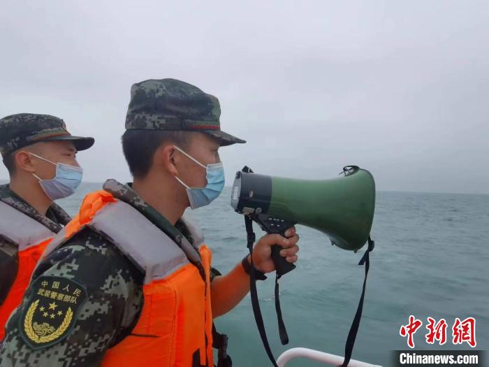 漳州海警执法员通过喊话的方式加强防疫、伏季休渔、防走私等宣传。　漳州海警局供图