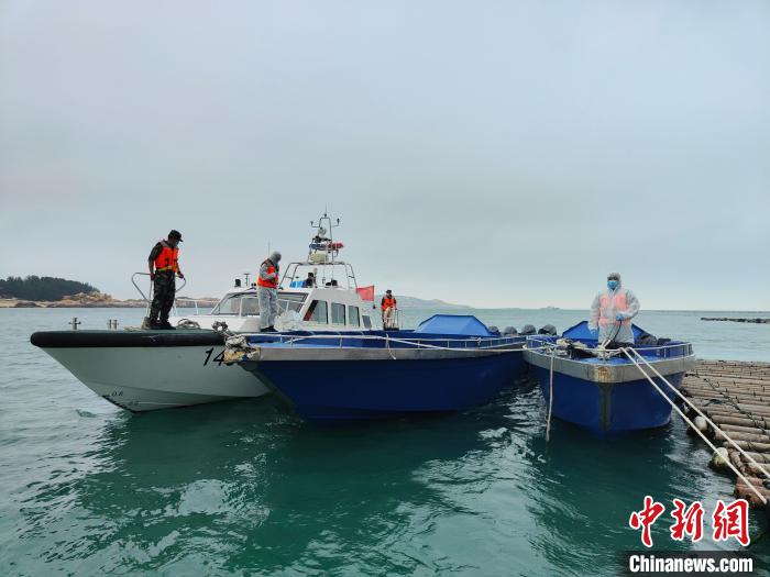 漳州海警局执法员登临大马力改装快艇检查。　漳州海警局供图