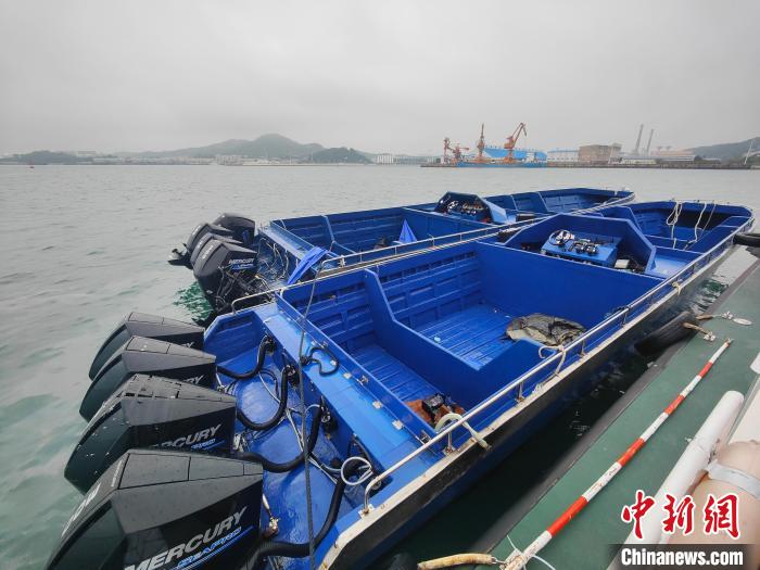 漳州海警局查获的2艘大马力改装快艇。　漳州海警局供图