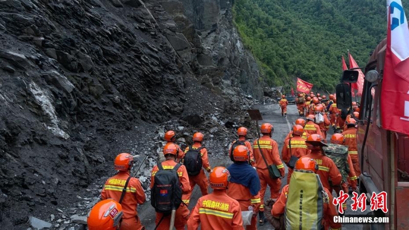 四川马尔康地震：消防救援力量徒步抵达震中