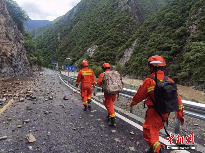 四川马尔康地震：消防救援力量徒步抵达震中