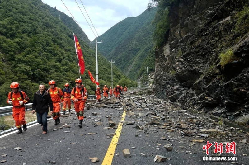 四川马尔康地震：消防救援力量徒步抵达震中