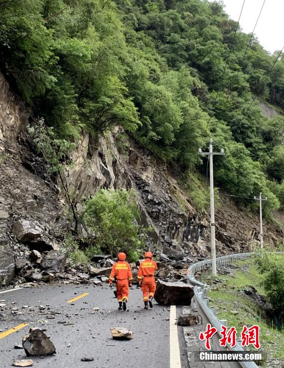 四川马尔康地震：消防救援力量徒步抵达震中