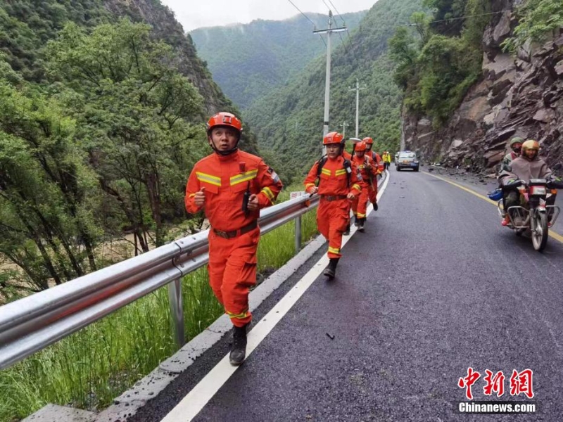 四川马尔康地震：消防救援力量徒步抵达震中