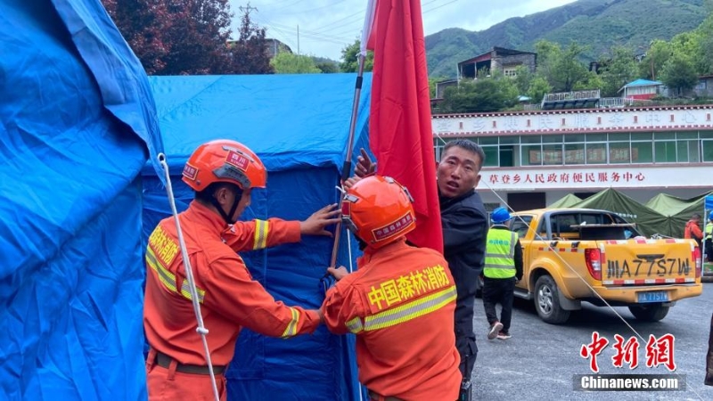 四川马尔康地震：消防救援力量徒步抵达震中