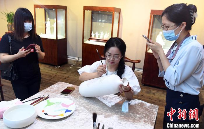 福建省陶瓷艺术大师张丽娇现场展示德化釉下五彩技艺。　记者刘可耕 摄