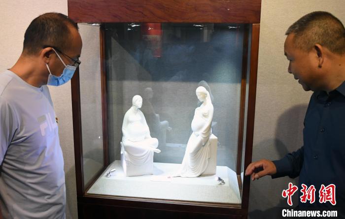 观众观看参展德化白瓷作品。　记者刘可耕 摄