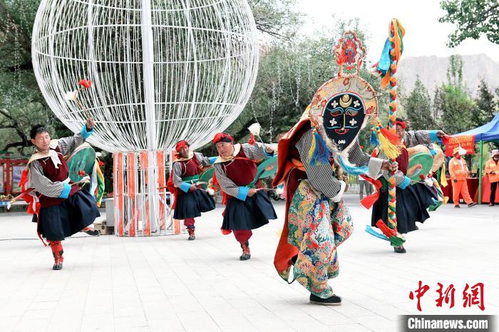 图为艺术节现场藏戏表演。　克文 摄