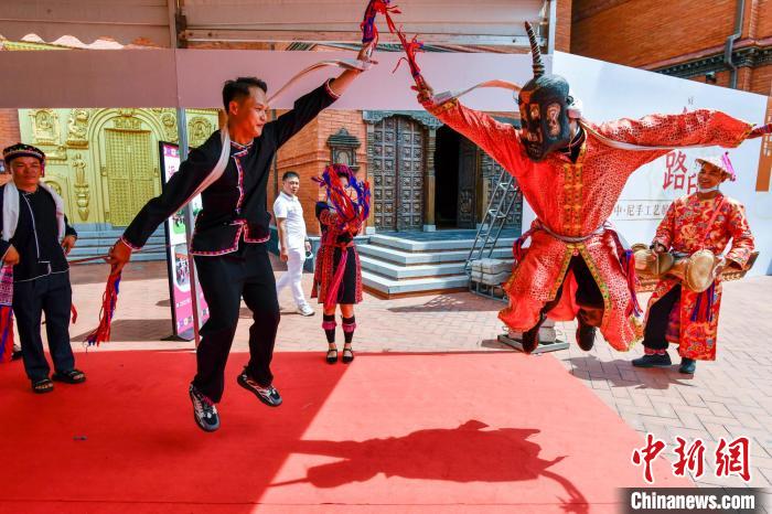 国家级非物质文化遗产代表性项目海南苗族盘皇舞展示。　骆云飞 摄