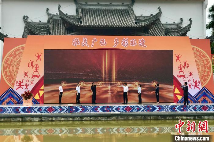 2022年广西“非遗购物节”点亮仪式现场 张文茜 摄