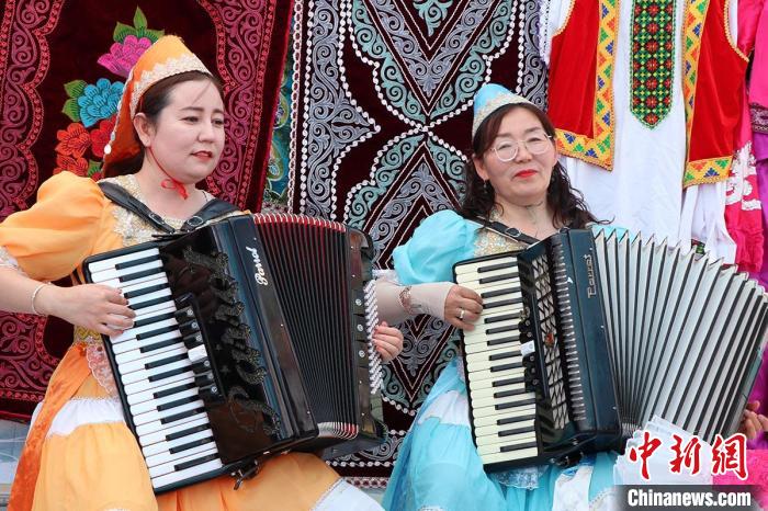 2022年新疆“文化和自然遗产日”主场活动现场的手风琴表演。　闫文陆 摄