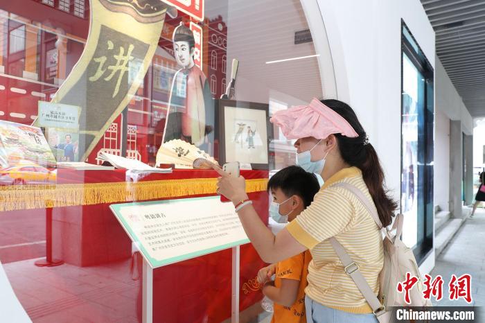 市民观看非遗项目介绍 广州市文化广电旅游局 供图