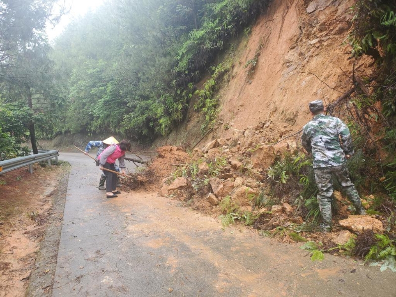 南方强降雨致超警急流 多地提升应急照应