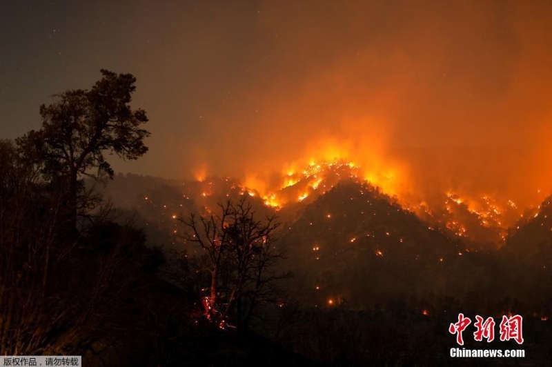 美国加州山火爆发 火光映红夜空