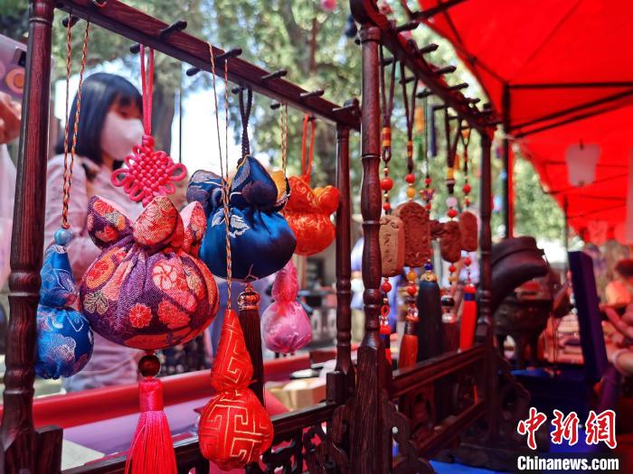 6月11日，泰安市2022年文化和自然遗产日宣传展示暨非遗购物节活动在泰山脚下的岱庙举行。　柳萍 摄