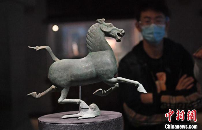 甘肃省博物馆展出的“铜奔马”真品，其形象矫健俊美，别具风姿。(资料图)　杨艳敏　摄