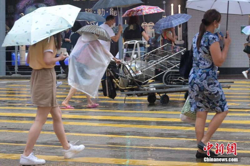 香港遭遇强降雨 天文台发出红色暴雨警告信号
