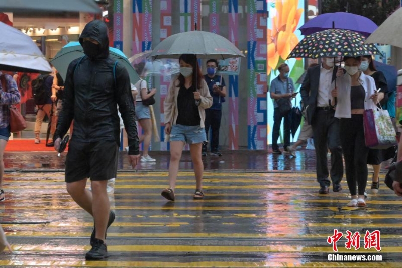 香港遭遇强降雨 天文台发出红色暴雨警告信号
