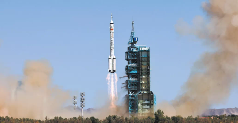 2022年6月5日，搭载神舟十四号载人飞船的长征二号F遥十四运载火箭，在酒泉卫星发射中心点火发射。（图源：新华社）