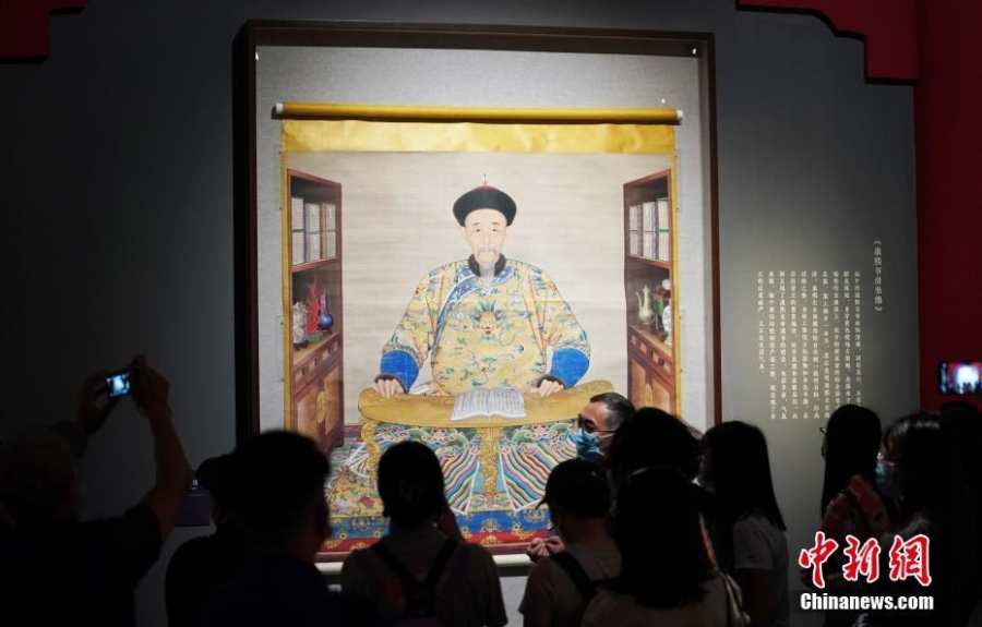 国博举办馆藏明清肖像画展 《康熙书房坐像》亮相