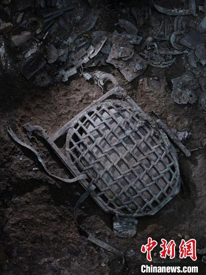 三星堆遗址出土的龟背形网格状青铜器。　四川省文物局供图