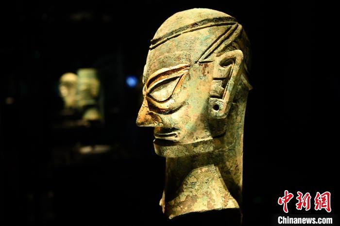 四川三星堆博物馆青铜馆展出的青铜人头像。　张浪 摄