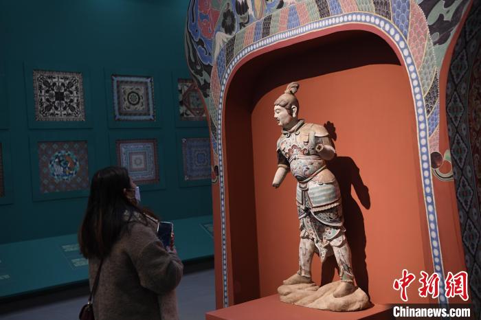 2021年12月30日，兰州敦煌艺术馆内，市民参观复制的莫高窟佛像雕塑。(资料图) 杨艳敏 摄